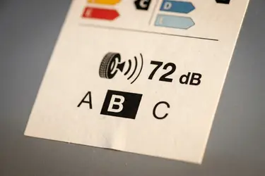 Głośność opon na etykiecie – jak interpretować decybele?