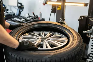 Montaż i wymiana opon Run Flat – czy pasują na zwykłe felgi?