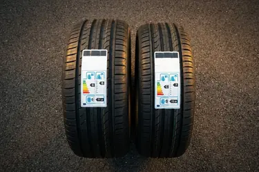 Najcichsze opony – jak porównywać etykiety w rozmiarach 16 i 17 cali?