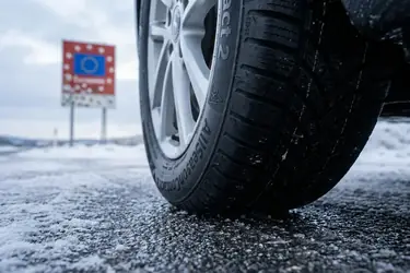 Opony całoroczne – przepisy w Polsce i za granicą
