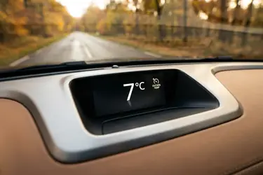 Przy jakiej temperaturze zmienić opony?