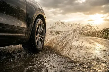 Aquaplaning – co to jest i jak zachować się za kierownicą?