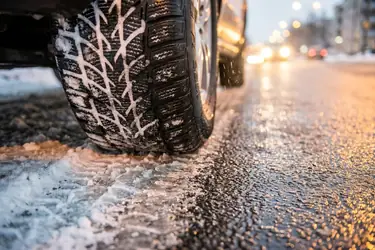 Hamowanie na śliskiej nawierzchni – lód, śnieg i mokra jezdnia