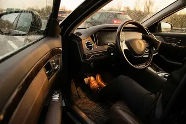 Jak hamować z ABS i jak system wpływa na drogę hamowania?