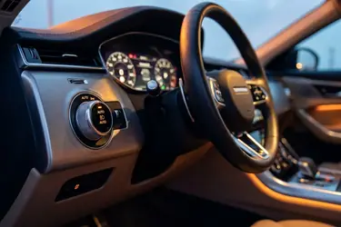 Jak włączyć światła w samochodzie? Obsługa włącznika, manetki i trybu AUTO