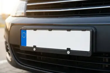 Jak zamontować tablicę rejestracyjną bezpiecznie i zgodnie z przepisami?