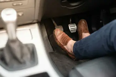 Jak zatrzymać samochód bez zgaszenia silnika?