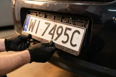 Jak zdjąć tablice rejestracyjne? Instrukcja krok po kroku