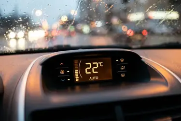 Klimatyzacja samochodowa – jak działa i jak z niej korzystać?