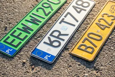 Kolory tablic rejestracyjnych: co oznaczają?
