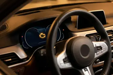 Kontrolka check engine – co oznacza i jak zareagować?