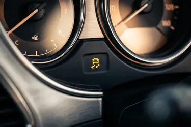 Kontrolka ESP i kontroli trakcji — co oznacza symbol poślizgu?