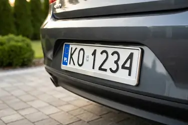 Małe i krótkie tablice rejestracyjne: kiedy można je zamówić?