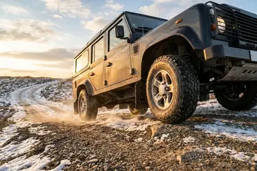 Napęd 4WD i 4x4 – rodzaje, działanie i obsługa