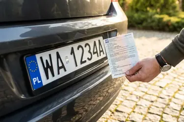 Rejestracja samochodu bez zmiany tablic – kiedy można je zachować?