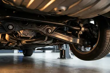 Stabilizator, drążek reakcyjny i wahacz – czym się różnią?