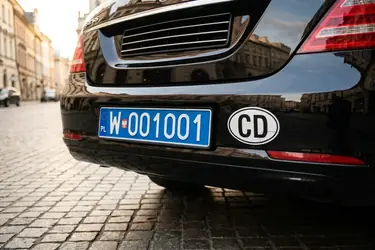 Tablice dyplomatyczne w Polsce – jak czytać numery i oznaczenia?