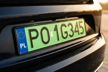Zielone i zielonkawe tablice rejestracyjne: znaczenie i uprawnione pojazdy