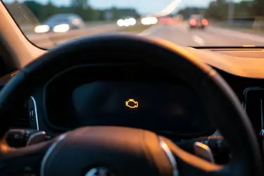 Żółte i pomarańczowe kontrolki w samochodzie – co oznaczają?
