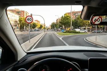 Co odwołuje ograniczenie prędkości i gdzie kończy się zakaz?