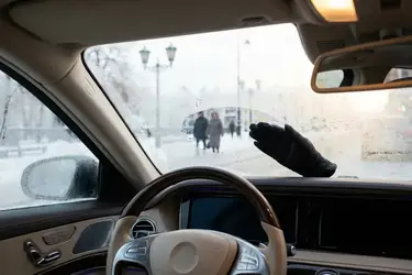 Dlaczego szyby w samochodzie parują od wewnątrz?