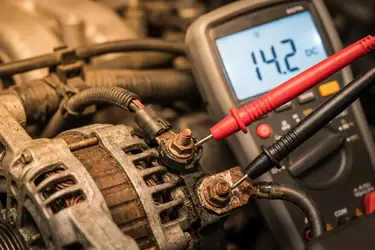 Jak sprawdzić regulator napięcia w alternatorze?