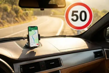 Mapa ograniczeń prędkości – jak sprawdzić limit na trasie?