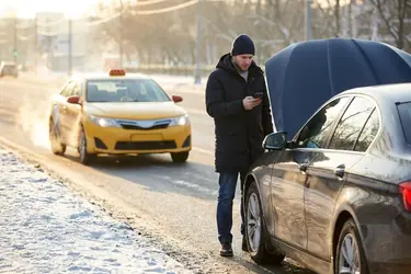 Odpalanie z kabli przez taxi, Uber lub Bolt: jak zamówić pomoc?