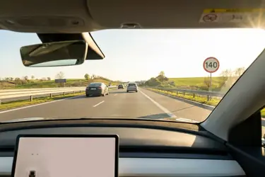 Prędkość na autostradzie w Polsce – dopuszczalny limit