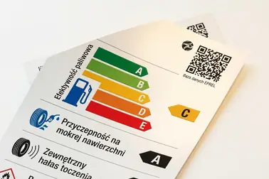 Aktualna etykieta UE pokazująca skalę A-E, piktogram dystrybutora, wariant klasy oraz kod QR