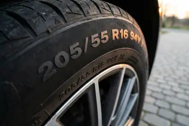 Bok opony z widocznym zapisem 205/55 R16 94V XL i oznaczeniem XL