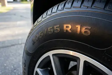 Bok opony z zaznaczoną literą R w przykładowym oznaczeniu 205/55 R16