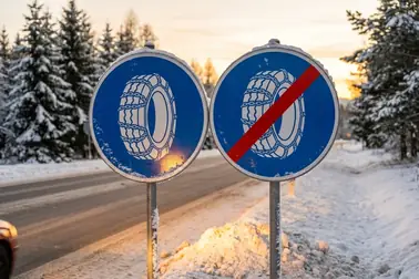 Czeskie znaki C 5a i C 5b dotyczące początku i końca obowiązku używania łańcuchów