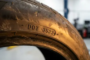 Czterocyfrowy kod DOT 3523 na boku używanej opony