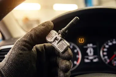 Czujnik w kole oraz pozostałe elementy bezpośredniego systemu TPMS w samochodzie