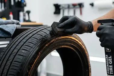 Czyszczenie ściany bocznej opony przed nałożeniem dressingu