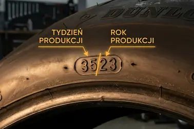 Datownik na oponie z podziałem 3523 na oznaczający tydzień 35 i rok 23