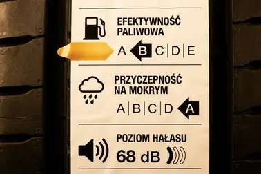 Dwie niezależne skale A–E dla efektywności paliwowej i przyczepności opony na mokrej nawierzchni