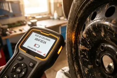 Ekran testera TPMS pokazujący identyfikator sensora i status jego baterii