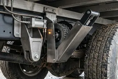Elementy automatycznych łańcuchów zamontowane obok koła ciężarówki