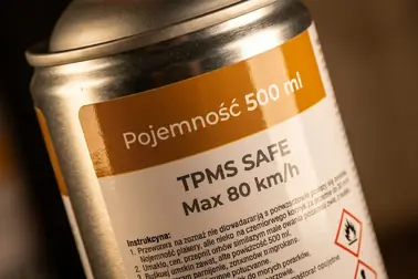 Etykieta uszczelniacza z informacjami o rozmiarze opony, TPMS, temperaturze i ograniczeniach jazdy