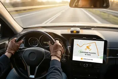 Kierowca obserwujący zachowanie kierownicy podczas jazdy na wprost i przy wzroście prędkości