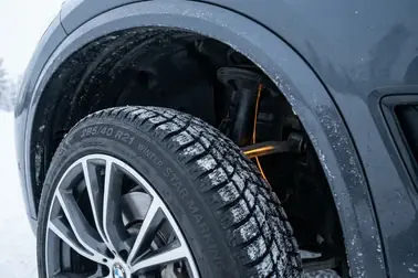 Koło BMW z szeroką oponą i niewielką przestrzenią między oponą a nadkolem