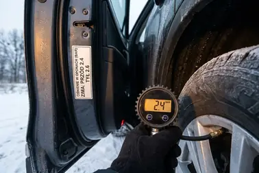 Kontrola ciśnienia w zimnej oponie i odczyt zalecanych wartości z tabliczki samochodu