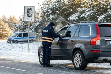 Kontrola drogowa samochodu bez wymaganych łańcuchów na odcinku oznaczonym znakiem C-18