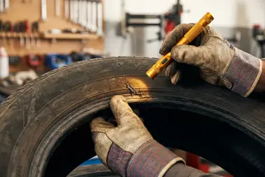 Kontrola ściany bocznej, bieżnika, wnętrza i stopki starej opony przed projektem DIY