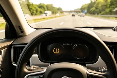 Kontrolka TPMS na desce rozdzielczej i wysoka temperatura otoczenia skracające dystans Run Flat.