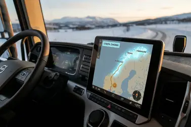 Mapa Norwegii wyświetlana na ekranie w aucie, pokazująca okręgi Nordland, Troms i Finnmark