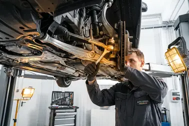 Mechanik reguluje długość drążka kierowniczego podczas ustawiania zbieżności przednich kół