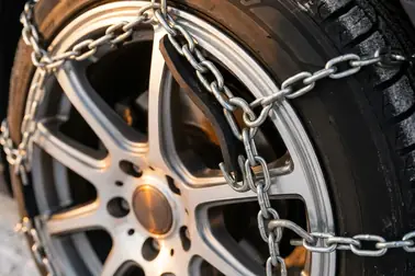 Miejsca, w których napinacz i ogniwa łańcucha mogą dotknąć felgi aluminiowej